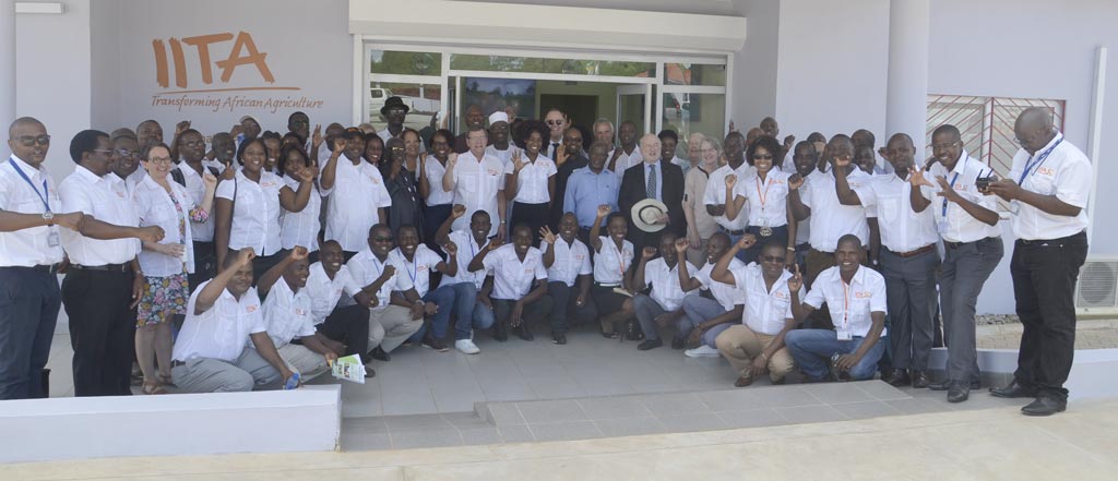 Picture of IITA staff in Mozambique and the Board of Trustees celebrating the inauguration of the new offices and IITA’s 50th year. Photo by E. Mwale, IITA.