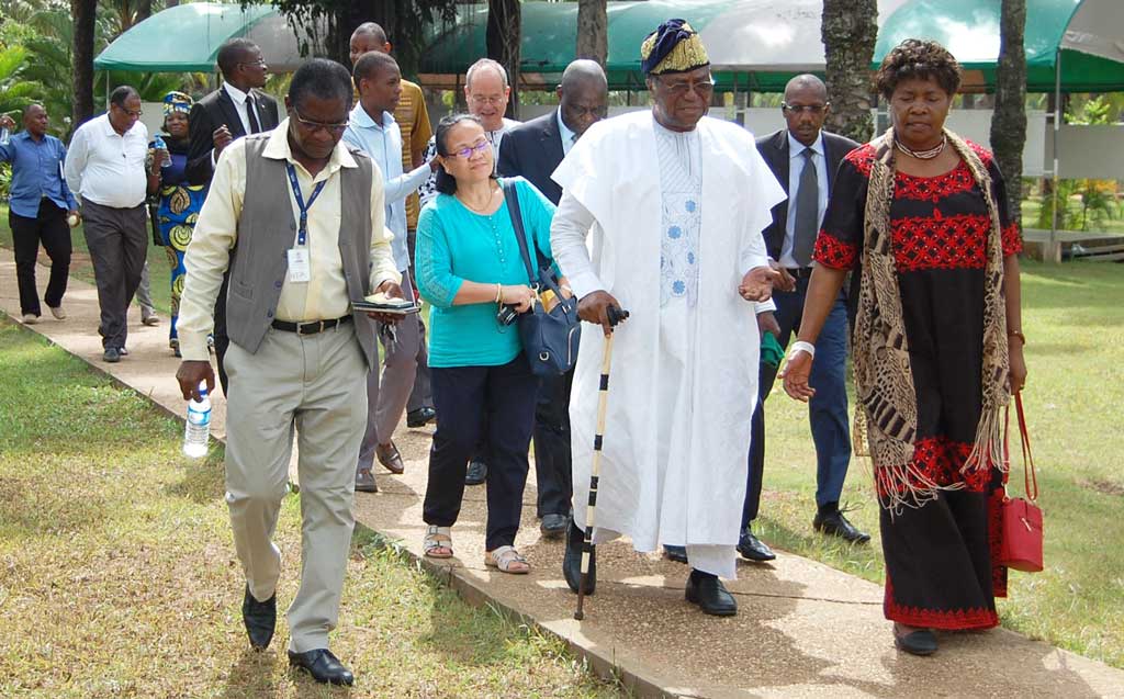 Picture of H.E Ex President Soglo touring the facilities at IITA Bénin, 25 years after his first visit in 1992.