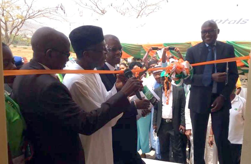 Picture of The Honourable Minister cutting the tape