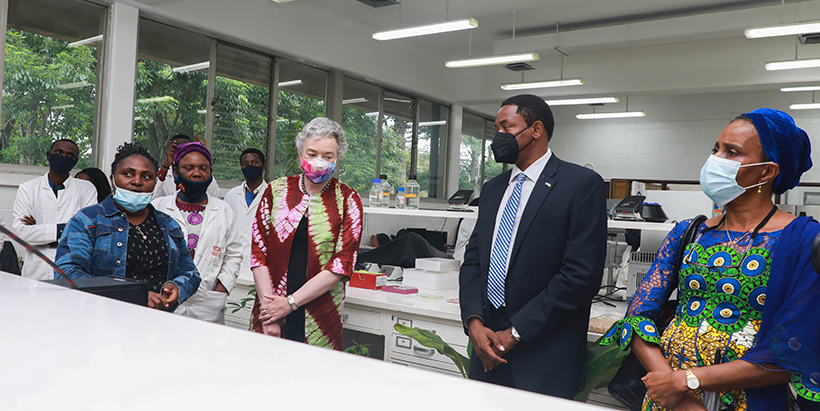 Acting British High Commissioner visits IITA Ibadan