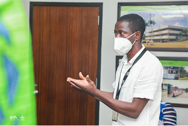 Acting British High Commissioner visits IITA Ibadan