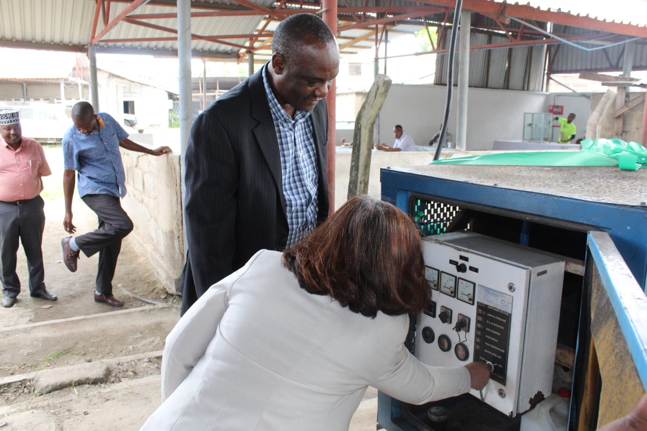 IITA East African Hub Director Dr Leena Tripathi switching on the generator. Photo: IITA/Hadi Rashid
