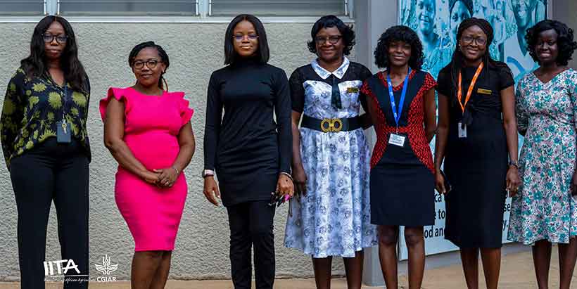 The trainees with IITA’s HOSTRAS and Communication Office staff.