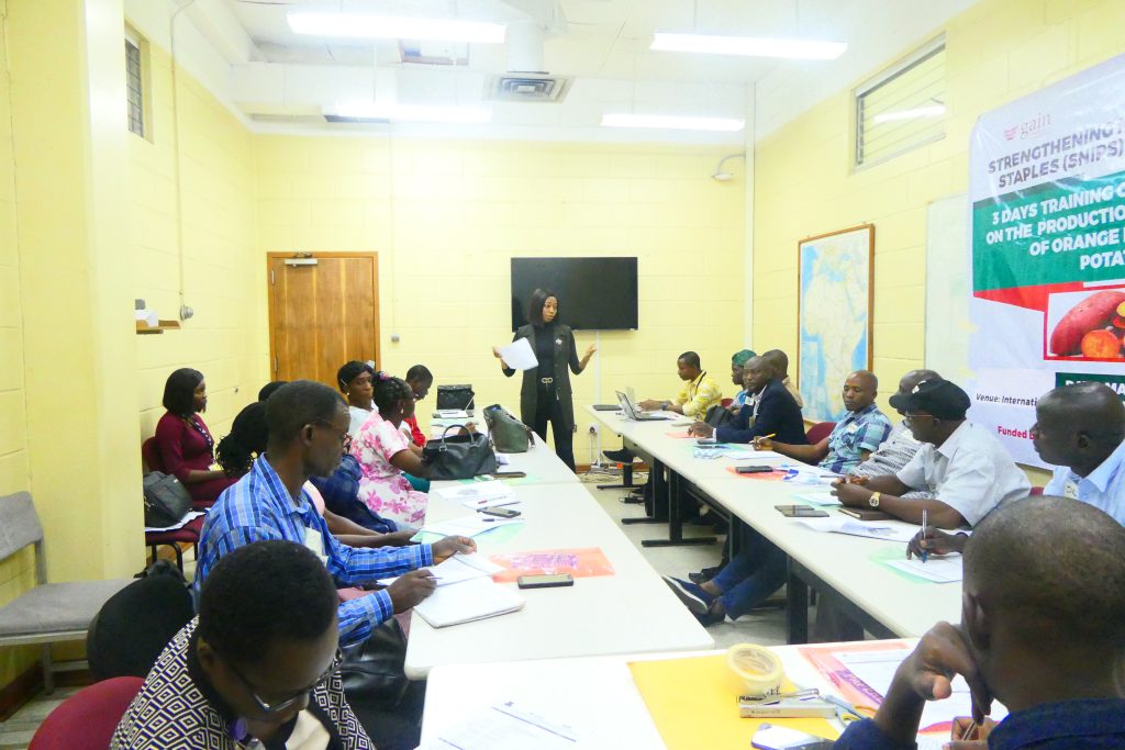 Gift Peter facilitating a classroom session.