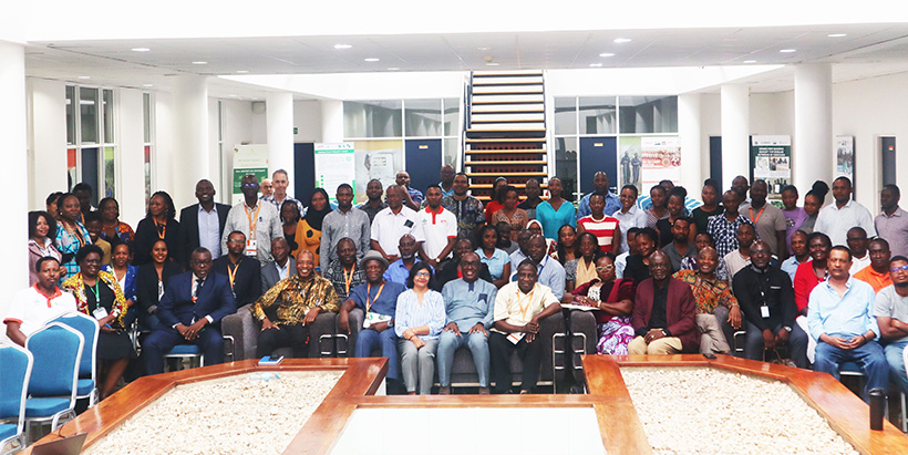 The IITA management with the Tanzania hub staff. (Photo: Hadi/IITA)