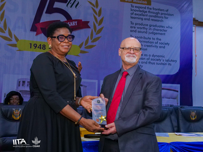 Dr Kenton Dashiell receiving a plaque during the public lecture at the University of Ibadan.