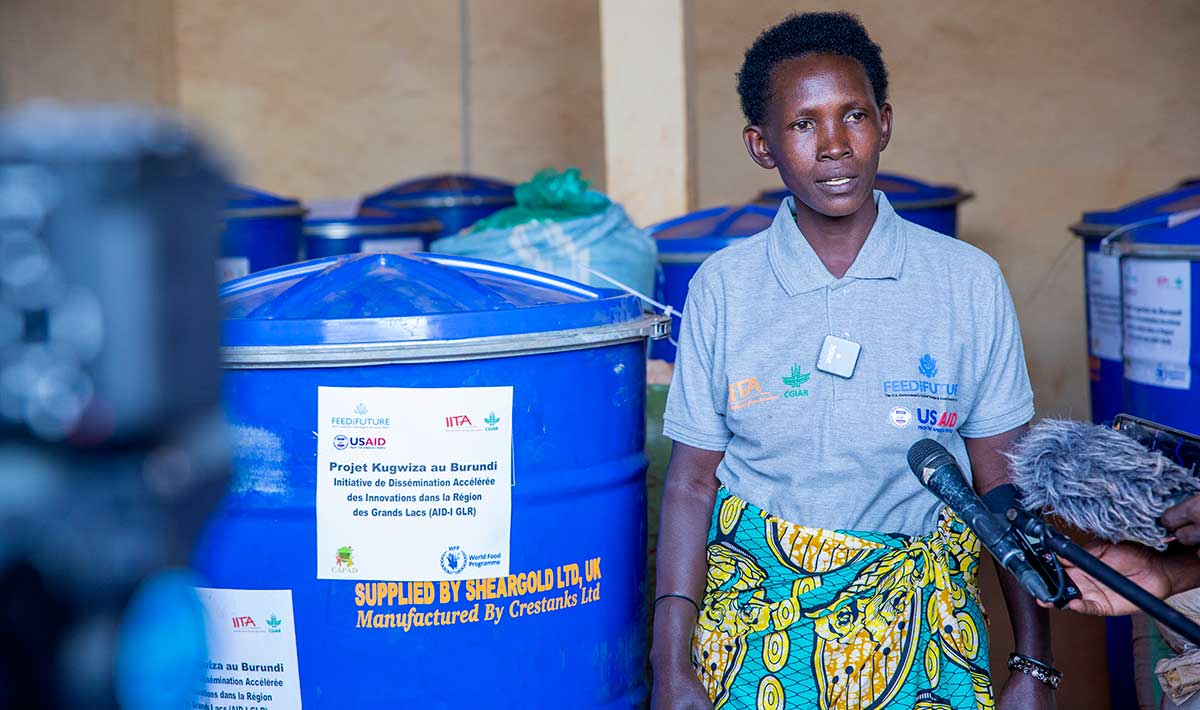 A farmer in Gitega Province testified about the role of the storage silos provided by the project, which allow for better crop storage for up to four years without damage.