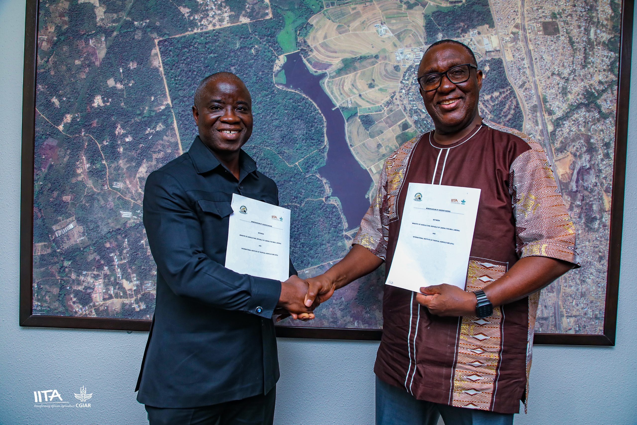 Liberia's Minister of Agriculture, Alexander J. Nuetah (l) with IITA Director General and CGIAR Regional Director for Continental Africa, Dr Simeon Ehui (r) after the signing of the MoU.