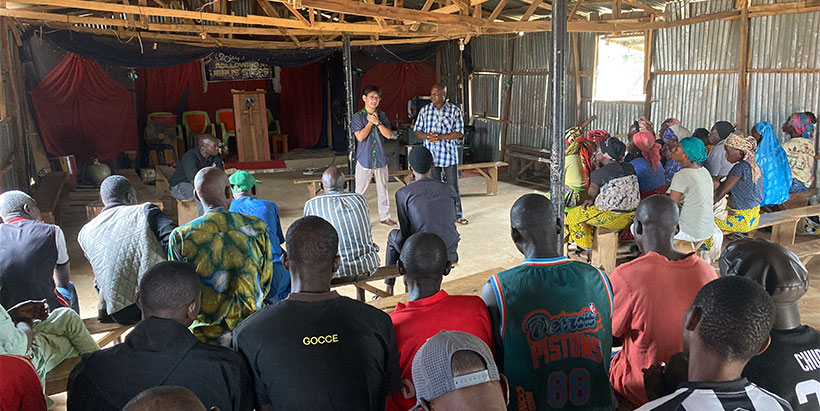 Dr Matsumoto explaining the activities and objectives of the IITA MoFA project to the IDPs. 