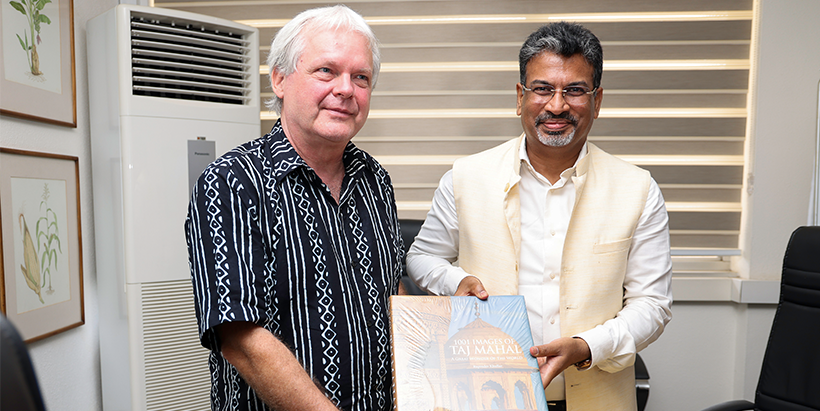  The Consul-General of India to Nigeria, Chandramouli Kumar Kern presenting a gift to IITA Deputy Director General for Research for Development (DDG-R4D), Dr Bernard Vanlauwe during the visit.