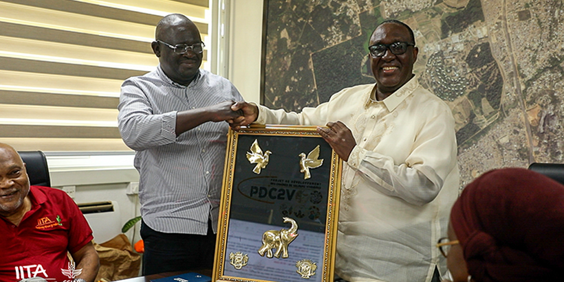 PDC2V Project Coordinator, Bernard Kini Comoé awarding IITA for its commitment towards agricultural transformation.
