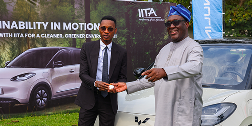 Executive Director of CIG Motors, Jubril Arogundade, hands over the keys of the Wuling Bingo Electric Vehicle to IITA Director General and CGIAR Regional Director for Africa, Dr Simeon Ehui.