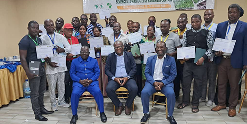 IITA presented certificates to officials from the Ministry of Agriculture in Gabon upon completion of the training